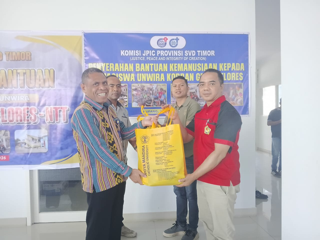 ​Gempa Flores Mengancam Kuliah Anak Korban, JPIC SVD dan Unwira Bergerak, 144 Mahasiswa Unwira Dapat Bantuan - Foto 2